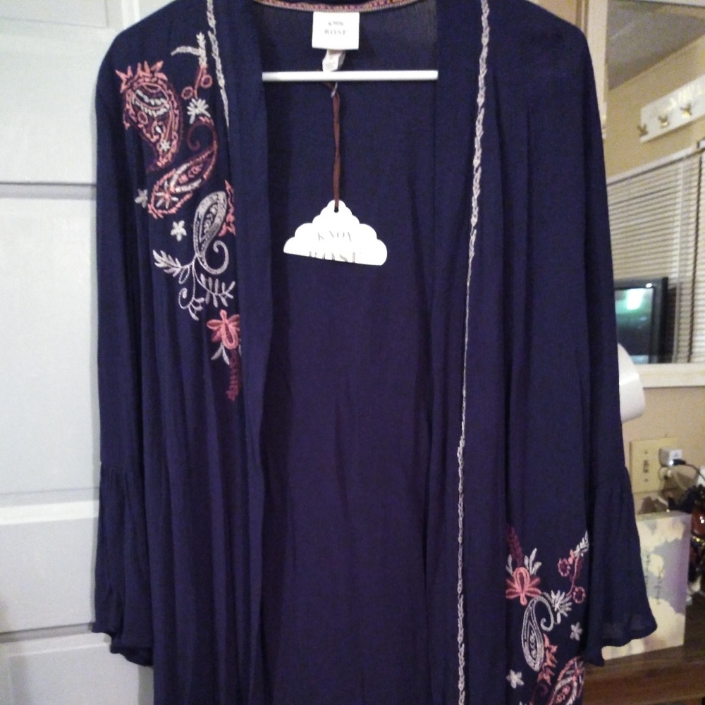 *SOLD*NWT .KNOX ROSE. BOHO NAVY FLORAL KIMONO🌼🌻